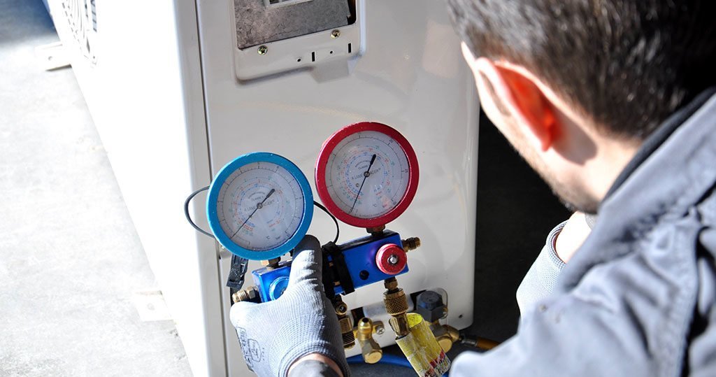 unita esterna di climatizzatore installata su balcone a Roma, zona San Giovanni